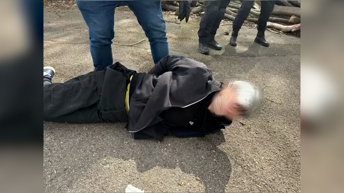 V Praze na Andělu ležel pobodaný muž v kiltu. Policie zadržela muže s kšiltovkou